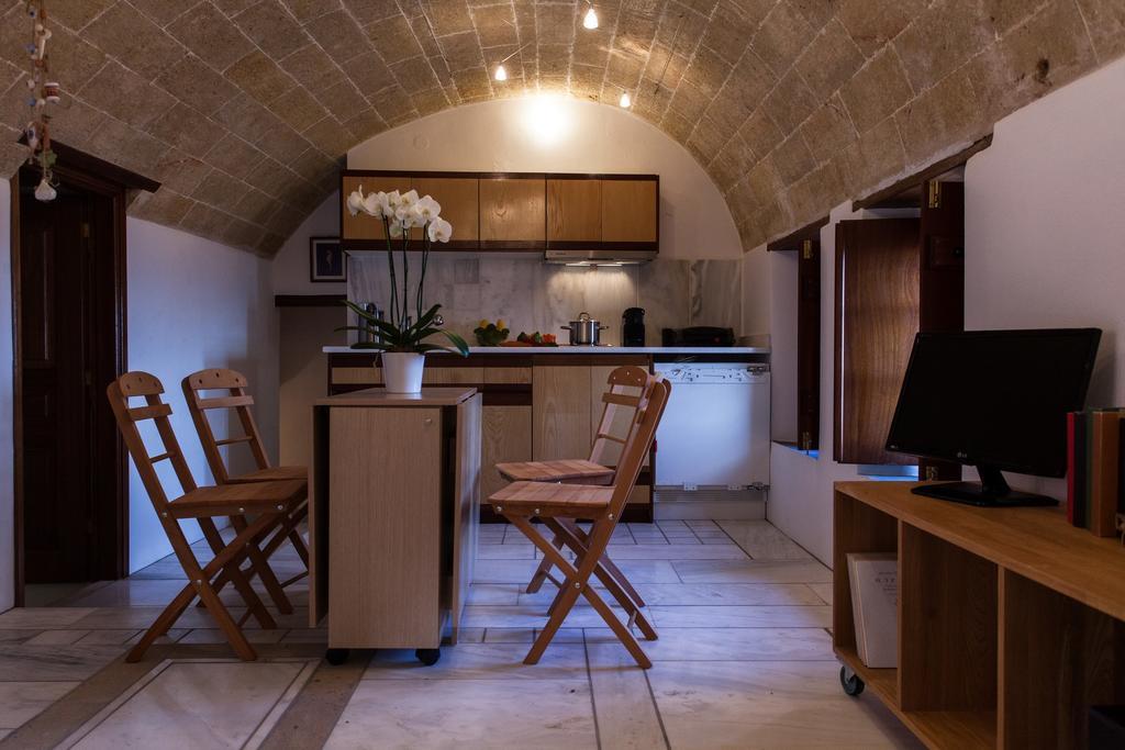 House In The Castle Apartment โมเน็มวาซี ห้อง รูปภาพ